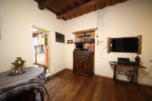 TV a/nebo společenská místnost v ubytování Alashkert Guesthouse ,Ալաշկերտ Հյուրատուն