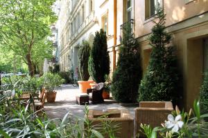 a courtyard with chairs and trees and a building at ackselhaus & blue Home in Berlin