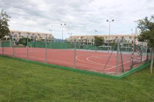 Tenis alebo squash v ubytovaní Panorámica Golf San Jordi alebo jeho okolí