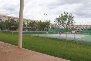Tenis alebo squash v ubytovaní Panorámica Golf San Jordi alebo jeho okolí