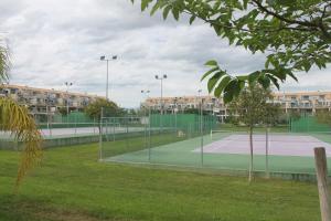 Tenis alebo squash v ubytovaní Panorámica Golf San Jordi alebo jeho okolí