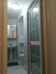 een badkamer met een toilet en een wastafel bij Tra le cummerse in Locorotondo