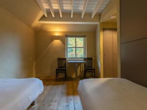 Landhuis de Vos tesisinde bir odada yatak veya yataklar