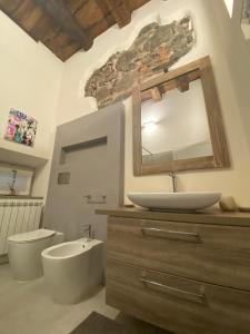 Koupelna v ubytování Kindness art apartment in historic center + 12 fotografií