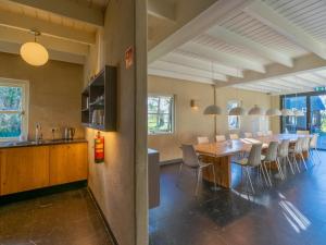 eine Küche und ein Esszimmer mit einem Tisch und Stühlen in der Unterkunft Landhuis de Vos in Gouwelaar