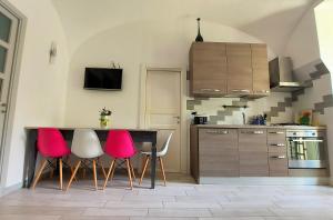 Кухня или мини-кухня в Dreaming Sorrento Suites
