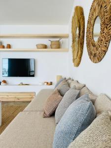 a living room with a couch and a mirror on the wall at Villa Sal - Alvor in Alvor