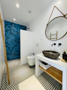 uma casa de banho com um lavatório e um espelho em Villa Sal - Alvor em Alvor