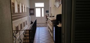 przedpokój z kuchnią i balkonem w obiekcie B&B Villa Rivabella w Bolonii