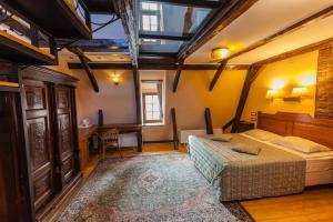 sypialnia z łóżkiem i biurkiem w pokoju w obiekcie Casa Wagner w Braszowie