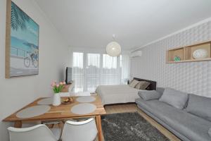 una sala de estar con un sofá y una mesa en Bella Donna, en Balatonfüred