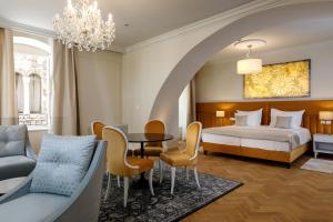 斯普利特Heritage hotel Santa Lucia的一间卧室，配有一张床、一张桌子和几把椅子