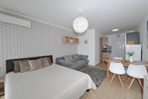 1 dormitorio con 1 cama y sala de estar en Bella Donna, en Balatonfüred