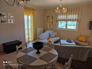 salon ze stołem i kanapą w obiekcie Eliza Apartment w Lixoúrion