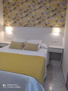 Postel nebo postele na pokoji v ubytování Duerming Velero Apartamentos