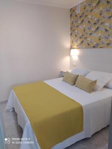Postel nebo postele na pokoji v ubytování Duerming Velero Apartamentos