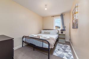 Säng eller sängar i ett rum på Suites by Rehoboth - 23 Thames View - Upper - Woolwich