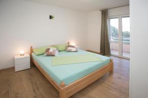 En eller flere senge i et værelse på Apartments Panorama with Seasonal Pool + 114 billeder