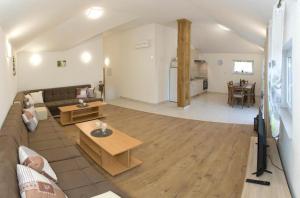 Et tv og/eller underholdning på Apartments Panorama with Seasonal Pool