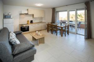 Køkken eller tekøkken på Apartments Panorama with Seasonal Pool