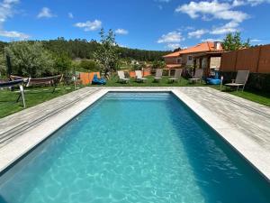 una piscina en el patio trasero de una casa en Casa de Fares, en A Estrada