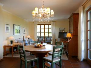 - une salle à manger avec une table et des chaises dans l'établissement Ferienhaus Straubehof-Spengler, à Sasbachwalden