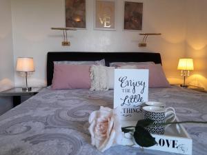 Bett mit Tisch und Schild drauf in der Unterkunft Apartments M Gregor ideal for relaxing holidays in Baška