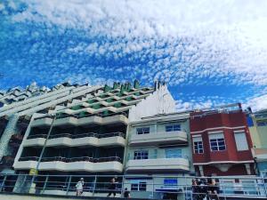 un edificio con gente caminando delante de él en Brisamar Canteras, en Las Palmas de Gran Canaria