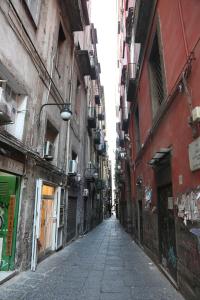 un vicolo vuoto in un vicolo tra gli edifici di Maison Nilo 15 a Napoli