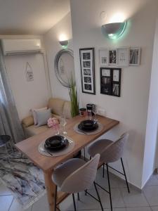 einen Esstisch mit 2 Stühlen, einem Tisch und einem Tisch in der Unterkunft Apartments M Gregor ideal for relaxing holidays in Baška