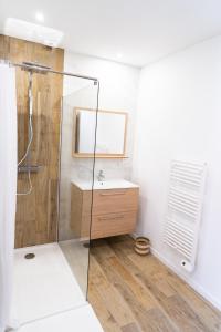 y baño con ducha y lavamanos. en Spacieux appartement proche centre-ville en Saumur