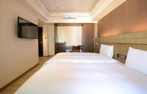 Postel nebo postele na pokoji v ubytování Talmud Hotel Tainan