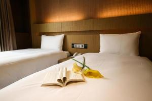 Postel nebo postele na pokoji v ubytování Talmud Hotel Tainan