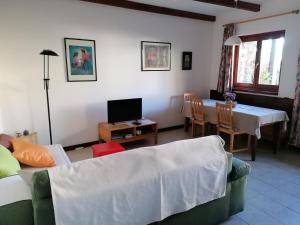 een woonkamer met een bank en een tafel bij Casa Cicala in Trarego