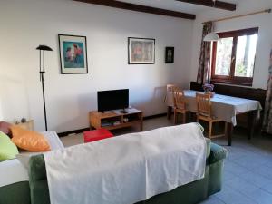 Televízia a/alebo spoločenská miestnosť v ubytovaní Casa Cicala