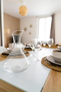 a glass vase sitting on top of a table at Spacieux appartement avec parking privé à Saumur in Saumur +3 photos