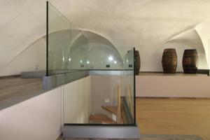wystawa szkła w muzeum z wazami na półkach w obiekcie Luxury Suite apartment Angiolieri w Sienie +37 zdjęć