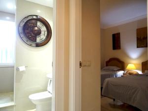 Łazienka w obiekcie Pool View GOLF FAMILY Ground Floor Terrace with barbecue in Mijas Costa