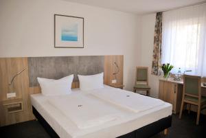 Postel nebo postele na pokoji v ubytování Hotel Garni Meeresblick