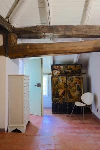 Zimmer mit einer Kommode, einem Schreibtisch und einem Stuhl in der Unterkunft B&B Parco dei cavalli in Castel San Pietro Terme