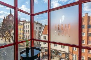 ventana con vistas a la ciudad en Hotel Hanza en Gdansk