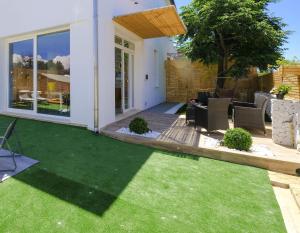 A garden outside Essential suite