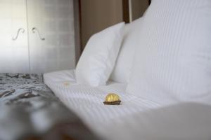 a engagement ring sitting on top of a bed at Willa Sepia SPA in Wisła