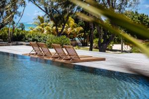 - une rangée de chaises longues à côté de la piscine dans l'établissement Lagoon Attitude (Adults Only), à Cap Malheureux