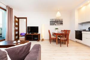 TV a/nebo společenská místnost v ubytování Apartamenty Bliska Praga by Noclegi Renters