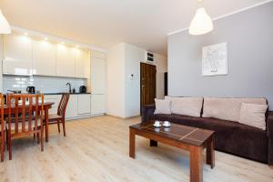 Kuchyň nebo kuchyňský kout v ubytování Apartamenty Bliska Praga by Noclegi Renters