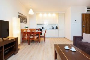 Kuchyň nebo kuchyňský kout v ubytování Apartamenty Bliska Praga by Noclegi Renters