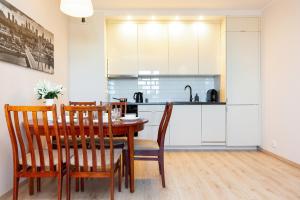 Kuchyň nebo kuchyňský kout v ubytování Apartamenty Bliska Praga by Noclegi Renters