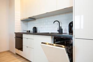 Kuchyň nebo kuchyňský kout v ubytování Apartamenty Bliska Praga by Noclegi Renters