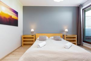 Postel nebo postele na pokoji v ubytování Apartamenty Bliska Praga by Noclegi Renters